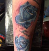 tattoo van twee blauwe rozen met namen erbij