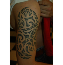 Moderne tribal tatoeage op de schouder