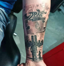 3 D tattoo van een puzzle met daaronder 2pac en een man met een zoontje bij de skyline van New York