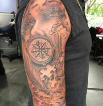 tattoo sleeve met een vrouw, 3d puzzle stukken twee veren, muzieknoten een kompas en de tekst I am you fantasy
