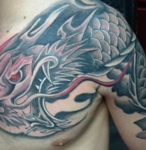 chinese vuurdraak tatoeage close up