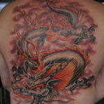 dragon tattoo geplaatst op de rug door Dutchink