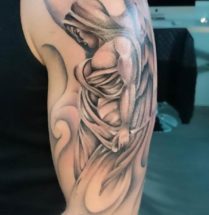 Black & grey angel tattoo op bovenarm