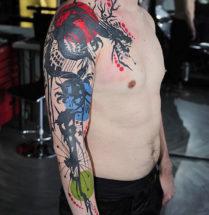 strakke tatoeage van een japanse draak die ver uitloopt tot de borst waarin veel kleur wordt gebruikt.