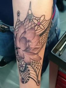 Lotus bloem tatoeage met daaromheen een net