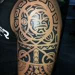 maori tattoo boven arm / shouder
