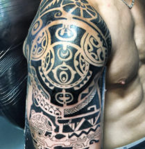 maori tattoo op de bovenarm die bijna klaar is.