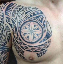 Maori tattoo met een blauw erin op de borst/schouder