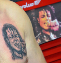 portret tatoeage van michael Jackson zingend gezet door Dutch Ink