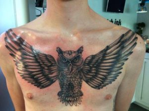 grote uil tatoeage over de gehele borst van een man