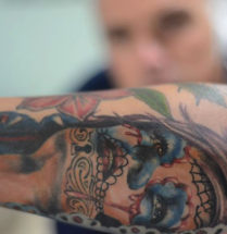gekleurde chicano tatoeage op de onderarm