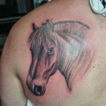 paard tattoo op de rug