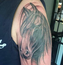 Realistische portret tatoeage van een paard geplaatst op de bovenarm door Dutchink