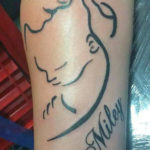 tattoo van enkele lijnen van een baby met de naam miley