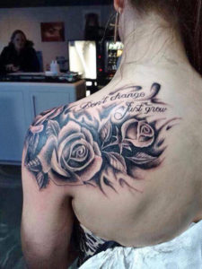 tattoo tekst Don't change Just grow met enkele rozen eromheen.