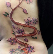 bloemen tattoo geplaatst over de gehele rug