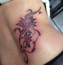 paarse lotusbloemen tatoeage geplaatst op de rug