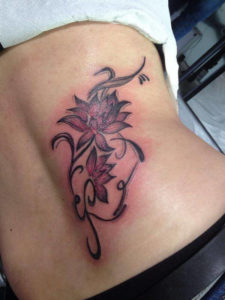 paarse lotusbloemen tatoeage geplaatst op de rug