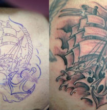 Zwart witte old school tatoeage van een schip en een anker op een woeste zee geplaatst op de borst