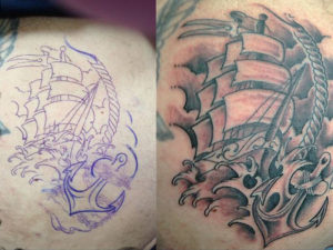 Zwart witte old school tatoeage van een schip en een anker op een woeste zee geplaatst op de borst