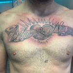 tatoeage van kinderen dylan & noa op de borst met een groot hart in het midden