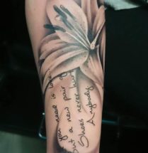 tekst and flower tattoo
