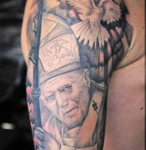 Tatoeage van de paus met een duif op de bovenarm