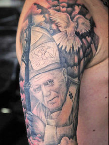 Tatoeage van de paus met een duif op de bovenarm