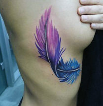 Blauwe veer tatoeage op de zij met 3d effect in de kleuren paars en blauw