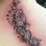 tatoeage van drie kleine vlinders Geplaatst in de nek met enkele kleine sterretjes erbij door Dutchink