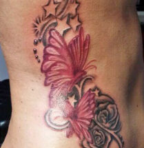 tattoo van twee rode clinders met een zwarte roos erbij gezet op de zij