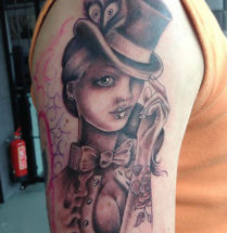 zwart witte old school tattoo van een vrouw met een hoed