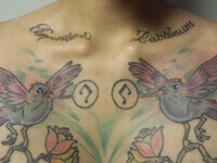 Microdermals met vogel tatoeage