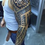 Maori tattoo geplaatst over de gehele linkerarm
