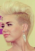 Miley Cyrus met helixpiercing