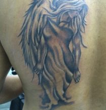 Angel tattoo op schouderblad