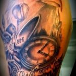 Adelaar tattoo met een klok en een tekst