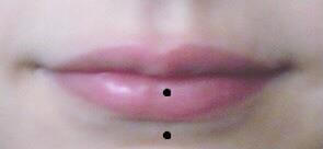 lip piercing, verticale labret