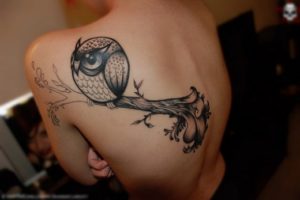 Simpel afgebeelde uilen tattoo, maar door hetgeen eromheen toch een creatieve creatie.