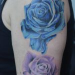 Gekleurde rozen op bovenarm