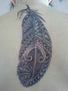 Grote veer tattoo met meerdere patronen geplaatst op bovenrug tussen de schouderbladen in