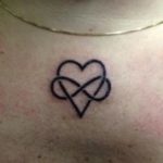Tattoo van een hartje met daardoorheen een infinity symbool