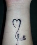 Hartjes tattoo met daarbij de tekst faith