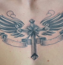 Kruis met vleugels op borst