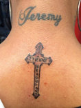 Heilig kruis met daarbij de naam Jeremy geplaatst in de nek