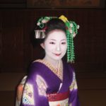 Vooraanzicht van een geisha, uiterlijk afgeleid van een Maiko