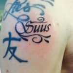 Naam tattoo op bovenarm
