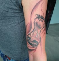 sandglass tattoo op bovenarm