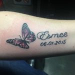 Vlinder en namen tattoo op onderarm