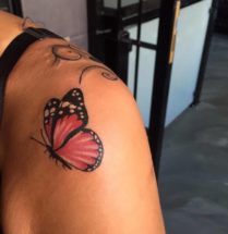 Vlinder op schouder